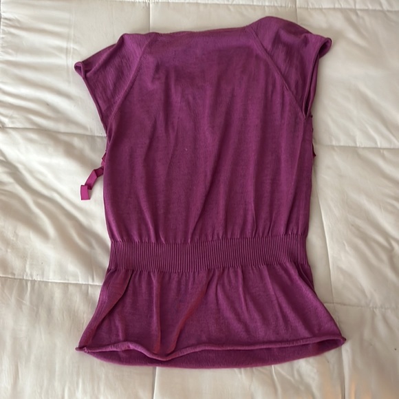 Valentino Fuscia Cashmere sleeveless sweater top with pearl buttons Size 42/6 - Picture 7 of 8